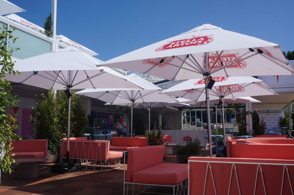 Luxe rechte parasol – op maat gemaakt en waterdicht