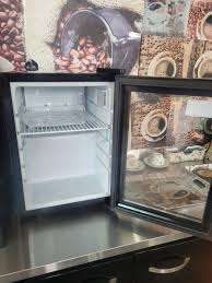 Merkkoeler voor op het aanrecht – Aanpasbare displaykoelkast (330x410x472 mm), inhoud 21 liter