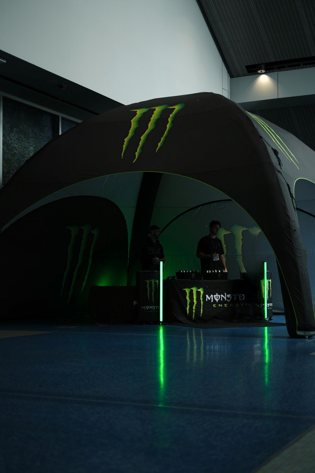 Stand de evento de Monster con carpa personalizada e iluminación